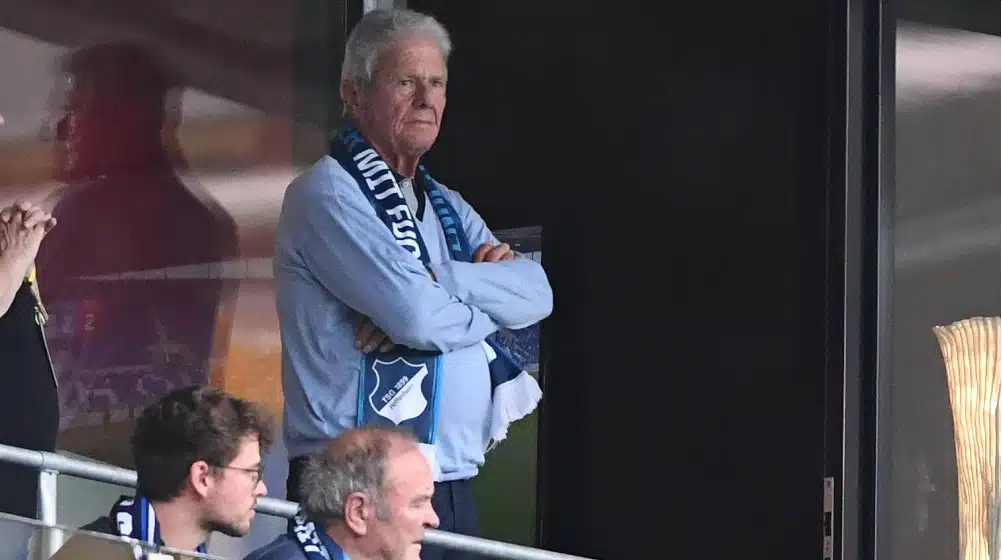 HOPP A 85 TSG Hoffenheim congratulates the boss in the